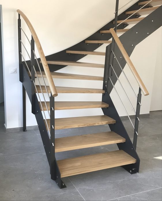 Création et installation d'un escalier en quart tournant avec plateforme en  acier bois sur mesure à Saint Loubès en Gironde - Acalix Chaudronnerie